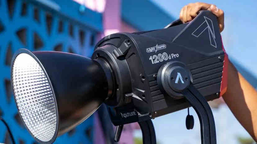 Моноблок Aputure LS 1200d Pro з конічним рефлектором Hyper Reflector на подвійній лірі у тричетвертному ракурсі на відкритому майданчику