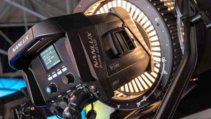 Задня панель моноблока Nanlux Evoke 1200B з кольоровим екраном налаштування CCT, енкодерами, роз'ємами DMX та масивним кабелем постійного струму DC 48V